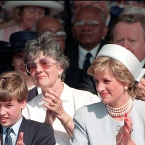 La princesse Diana entourée de ses fils le prince William et le prince Harry en mai 1995 à Hyde Park lors de commémorations.