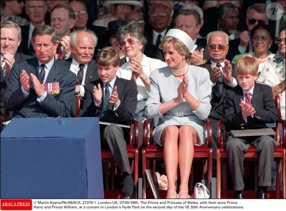 La princesse Diana entourée de ses fils le prince William et le prince Harry en mai 1995 à Hyde Park lors de commémorations.