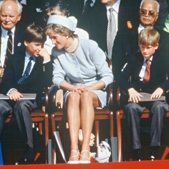 La princesse Diana avec ses fils le prince William et le prince Harry en mai 1995 à Hyde Park lors de commémorations.