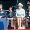 La princesse Diana avec ses fils le prince William et le prince Harry en mai 1995 à Hyde Park lors de commémorations.