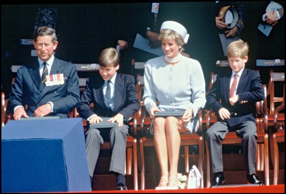 La princesse Diana avec ses fils le prince William et le prince Harry en mai 1995 à Hyde Park lors de commémorations.