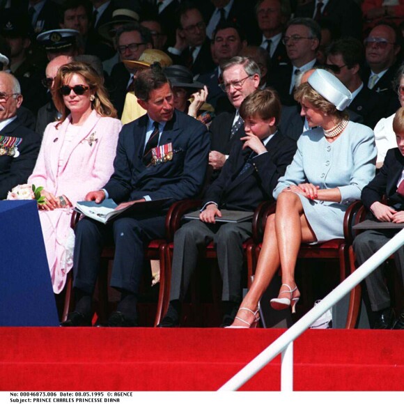 La princesse Diana avec ses fils le prince William et le prince Harry en mai 1995 à Hyde Park lors de commémorations.