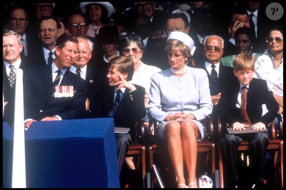 La princesse Diana avec ses fils le prince William et le prince Harry en mai 1995 à Hyde Park lors de commémorations.