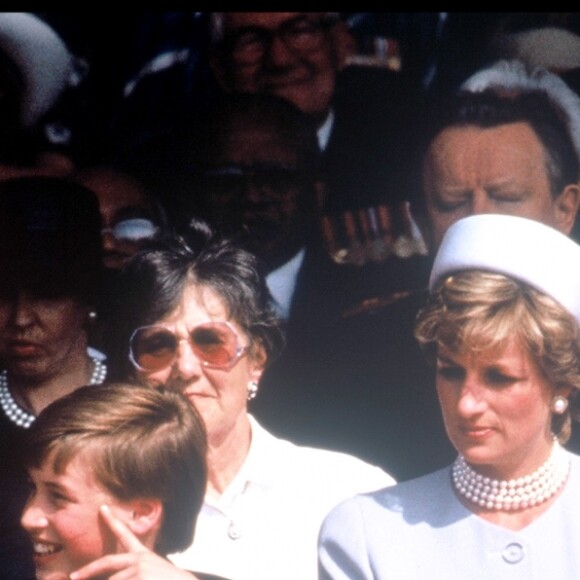 La princesse Diana avec ses fils le prince William et le prince Harry en mai 1995 à Hyde Park lors de commémorations.