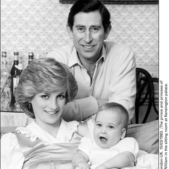 La princesse Diana et le prince Charles avec le prince William au palais de Kensington en 1983 © PA/ABACA