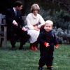 Le prince Charles et la princesse Diana avec le prince William dans les jardins du palais de Kensington en décembre 1983.