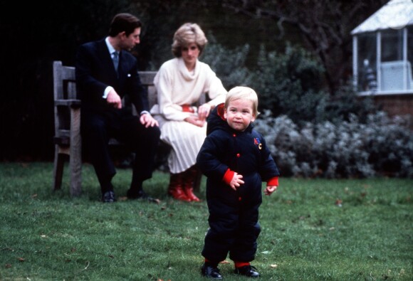 Le prince Charles et la princesse Diana avec le prince William dans les jardins du palais de Kensington en décembre 1983.
