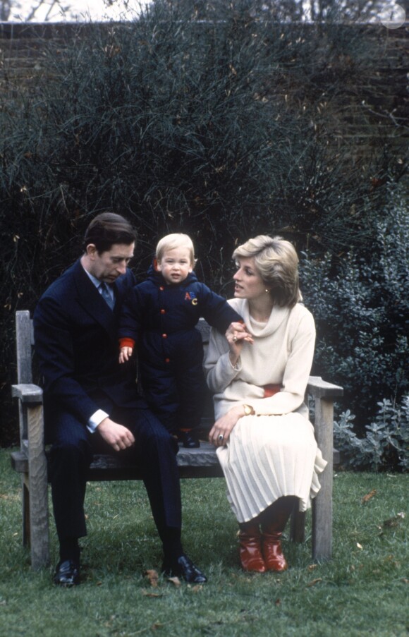 Le prince Charles et la princesse Diana avec le prince William dans les jardins du palais de Kensington en décembre 1983.