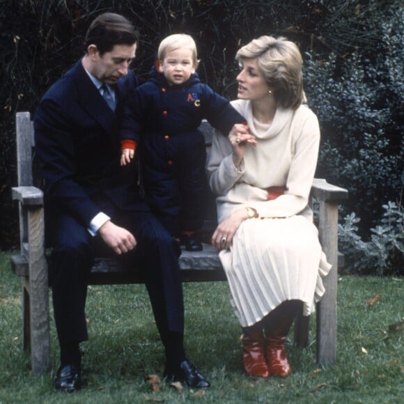 Le prince Charles et la princesse Diana avec le prince William dans les jardins du palais de Kensington en décembre 1983.