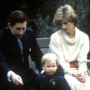 Le prince Charles et la princesse Diana avec le prince William dans les jardins du palais de Kensington en décembre 1983.