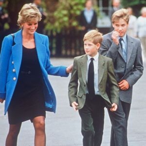 La princesse Diana et ses fils les princes Harry et William à la sortie de l'Eton College en novembre 1995.