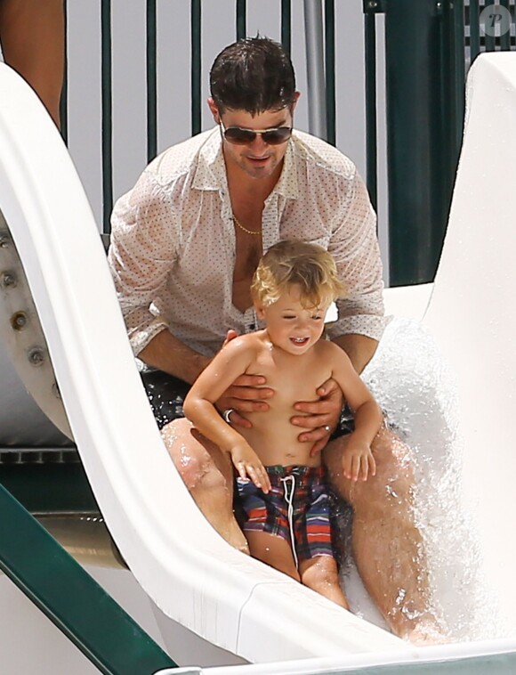 Robin Thicke fait du toboggan aquatique avec son fils Julian à Miami, le 1er septembre 2013. 