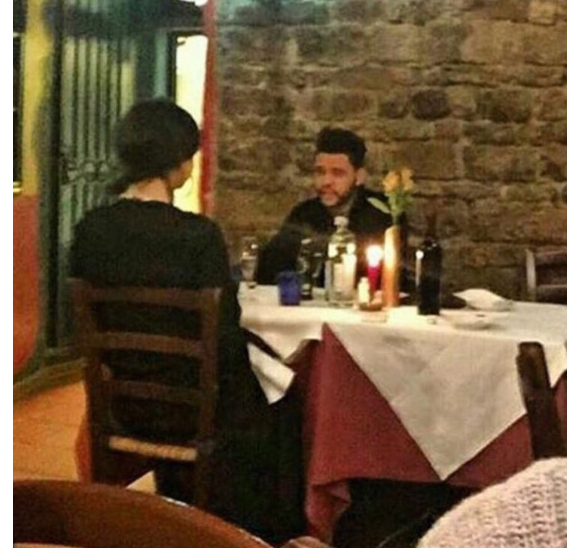 Selena Gomez et The Weeknd lors d'un romantique week-end en Italie. Photo publiée sur Twitter le 28 janvier 2017