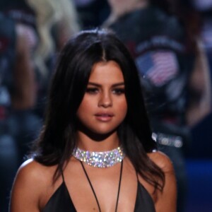 Selena Gomez (collier Silk Messika Haute Joaillerie) au défilé de mode de Victoria's Secret à Lexington Avenue Armory à New York, le 10 novembre 201