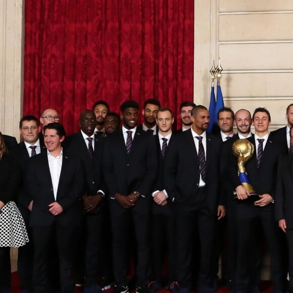 François Hollande, président de la République pose avec les membres de l'équipe dont Olivier Nyokas, Dika Mem, Adrien Dipanda, Valentin Porte, Didier Dinart, Vincent Gérard, Michaël Guigou avce la coupe du monde de Handball, William Accambray, Thierry Omeyer, Michaël Guigou, Nikola Karabatic, et son frère Luka Karabatic, Daniel Narcisse lors de la réception de l'équipe des France de Handball, championne du monde, au palais de l'Elysée à Paris, le 30 janvier 2017, au lendemain de sa victoire en finale de la coupe du monde contre l'équipe de la Norvège.