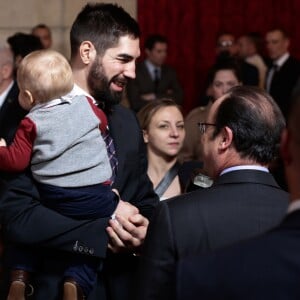 Nikola Karabatic, son fils Alek et François Hollande, président de la République lors de la réception de l'équipe des France de Handball, championne du monde, au palais de l'Elysée à Paris, le 30 janvier 2017, au lendemain de sa victoire en finale de la coupe du monde contre l'équipe de la Norvège.