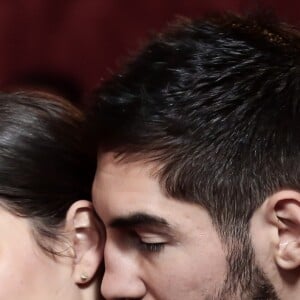 Nikola Karabatic et sa compagne Géraldine Pillet lors de la réception de l'équipe des France de Handball, championne du monde, au palais de l'Elysée à Paris, le 30 janvier 2017, au lendemain de sa victoire en finale de la coupe du monde contre l'équipe de la Norvège.