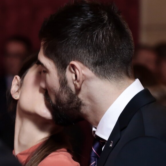 Nikola Karabatic et sa compagne Géraldine Pillet lors de la réception de l'équipe des France de Handball, championne du monde, au palais de l'Elysée à Paris, le 30 janvier 2017, au lendemain de sa victoire en finale de la coupe du monde contre l'équipe de la Norvège.