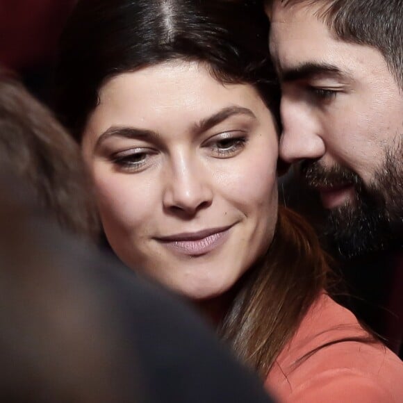 Nikola Karabatic et sa compagne Géraldine Pillet lors de la réception de l'équipe des France de Handball, championne du monde, au palais de l'Elysée à Paris, le 30 janvier 2017, au lendemain de sa victoire en finale de la coupe du monde contre l'équipe de la Norvège.