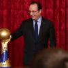 François Hollande, président de la République avec la coupe du monde de Handball lors de la réception de l'équipe des France de Handball, championne du monde, au palais de l'Elysée à Paris, le 30 janvier 2017, au lendemain de sa victoire en finale de la coupe du monde contre l'équipe de la Norvège.