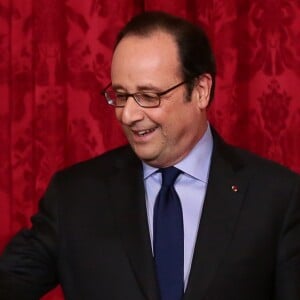 François Hollande, président de la République avec la coupe du monde de Handball lors de la réception de l'équipe des France de Handball, championne du monde, au palais de l'Elysée à Paris, le 30 janvier 2017, au lendemain de sa victoire en finale de la coupe du monde contre l'équipe de la Norvège.