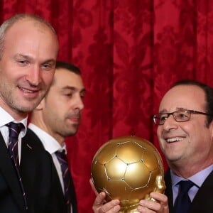 Thierry Omeyer, François Hollande, président de la République et Michaël Guigou avec la coupe du monde de Handball lors de la réception de l'équipe des France de Handball, championne du monde, au palais de l'Elysée à Paris, le 30 janvier 2017, au lendemain de sa victoire en finale de la coupe du monde contre l'équipe de la Norvège.