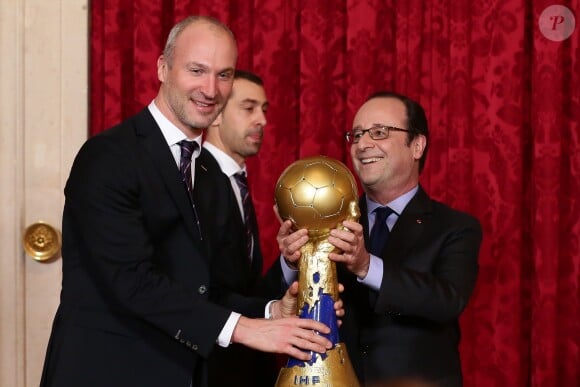 Thierry Omeyer, François Hollande, président de la République et Michaël Guigou avec la coupe du monde de Handball lors de la réception de l'équipe des France de Handball, championne du monde, au palais de l'Elysée à Paris, le 30 janvier 2017, au lendemain de sa victoire en finale de la coupe du monde contre l'équipe de la Norvège.