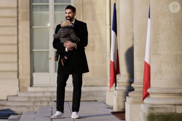 Nikola Karabatic et son fils Alek lors de la réception de l'équipe des France de Handball, championne du monde, au palais de l'Elysée à Paris, le 30 janvier 2017, au lendemain de sa victoire en finale de la coupe du monde contre l'équipe de la Norvège.