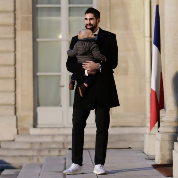 Nikola Karabatic et son fils Alek lors de la réception de l'équipe des France de Handball, championne du monde, au palais de l'Elysée à Paris, le 30 janvier 2017, au lendemain de sa victoire en finale de la coupe du monde contre l'équipe de la Norvège.