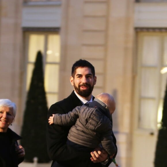 Nikola Karabatic avec son fils Alek, sa compagne Géraldine Pillet, son frère Luka Karabatic et leur maman Lala Karabatic, à l'Elysée pour la réception organisée par François Hollande en l'honneur de l'équipe de France de handball, le 30 janvier 2017.