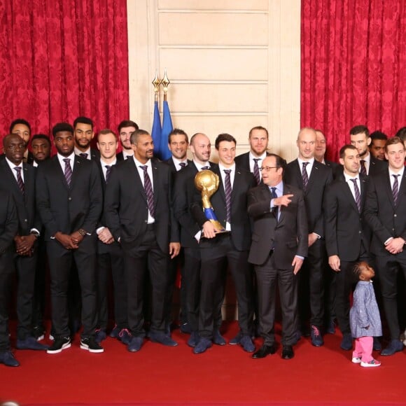 François Hollande, président de la République pose avec les membres de l'équipe dont Olivier Nyokas, Dika Mem, Adrien Dipanda, Valentin Porte, Didier Dinart, Vincent Gérard, Michaël Guigou avce la coupe du monde de Handball, William Accambray, Thierry Omeyer, Michaël Guigou, Nikola Karabatic, et son frère Luka Karabatic, Daniel Narcisse lors de la réception de l'équipe des France de Handball, championne du monde, au palais de l'Elysée à Paris, le 30 janvier 2017, au lendemain de sa victoire en finale de la coupe du monde contre l'équipe de la Norvège.