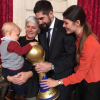 Nikola Karabatic avec son fils Alek, sa compagne Géraldine Pillet, son frère Luka Karabatic et leur maman Lala Karabatic, à l'Elysée pour la réception organisée par François Hollande en l'honneur de l'équipe de France de handball, le 30 janvier 2017.