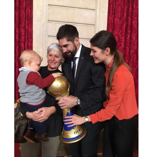 Nikola Karabatic avec son fils Alek, sa compagne Géraldine Pillet, son frère Luka Karabatic et leur maman Lala Karabatic, à l'Elysée pour la réception organisée par François Hollande en l'honneur de l'équipe de France de handball, le 30 janvier 2017.