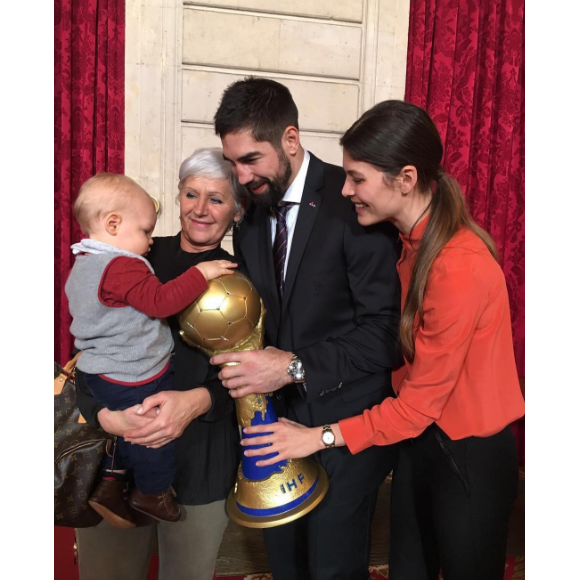 Nikola Karabatic avec son fils Alek, sa compagne Géraldine Pillet, son frère Luka Karabatic et leur maman Lala Karabatic, à l'Elysée pour la réception organisée par François Hollande en l'honneur de l'équipe de France de handball, le 30 janvier 2017.