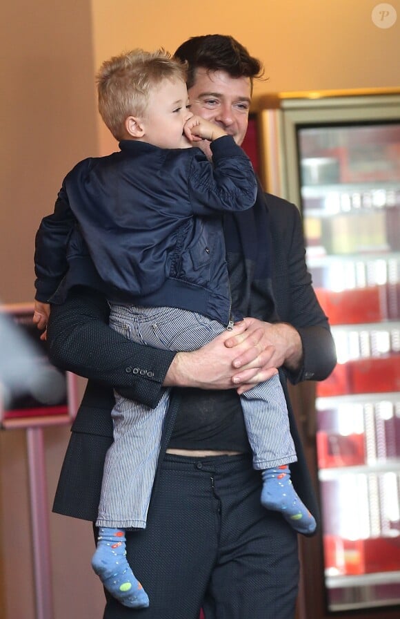 Robin Thicke, sa femme Paula Patton et leur fils Julian Fuego se promènent dans les rues de Paris, le 16 octobre 2013.