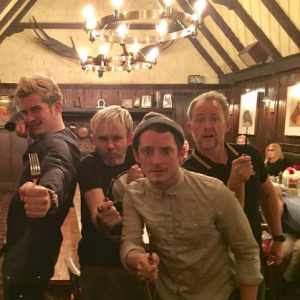 Dominic Monaghan (Meriadoc), Elijah Wood (Frodon), Orlando Bloom (Legolas), Billy Boyd (Pippin) et Viggo Mortensen (Aragorn) ont organisé une mini-réunion du Seigneur des Anneaux à l'occasion des 15 ans de la sortie du premier film