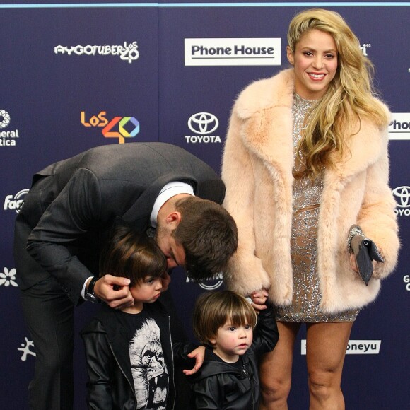 Shakira, Gérard Piqué et leurs enfants Milan et Sasha au photocall des 40e Music Awards à Barcelone, le 1er décembre 2016.