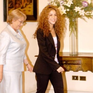 La présidente du Chili Michelle Bachelet et Shakira à Santiago. Novembre 2006.