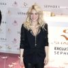 Shakira toute de noir vêtue et chaussée de bottines ALAÏA à Paris le 27 mars 2013.