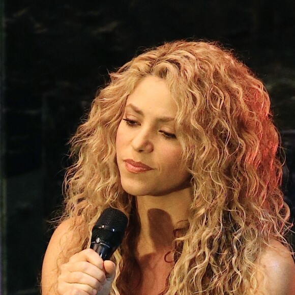 La chanteuse Shakira chante la chanson "Imagine" à la 70ème Assemblée générale de l'ONU au siège des Nations unies à New York, le 25 septembre 2015.