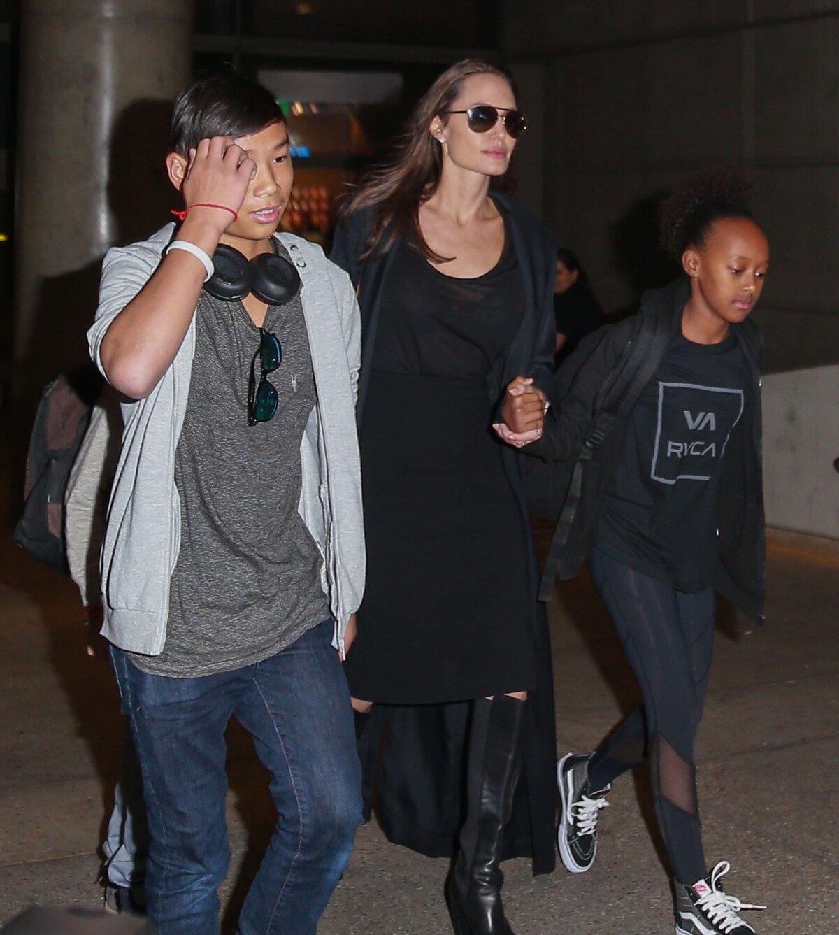 Photo Angelina Jolie Arrive Avec Ses Enfants Pax Shiloh Et Zahara à