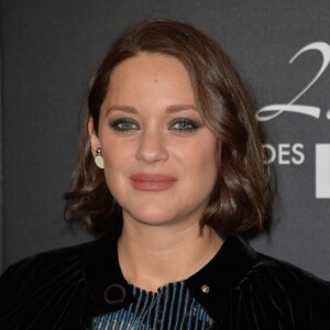 Marion Cotillard, enceinte, à la 22e cérémonie des Lumières de la presse internationale au Théâtre de la Madeleine à Paris le 30 janvier 2017. © Veeren / Bestimage