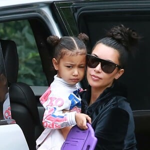 Kim Kardashian et Kanye West arrivent chez des amis avec leurs enfants North et Saint West à Los Angeles, le 5 février 2017