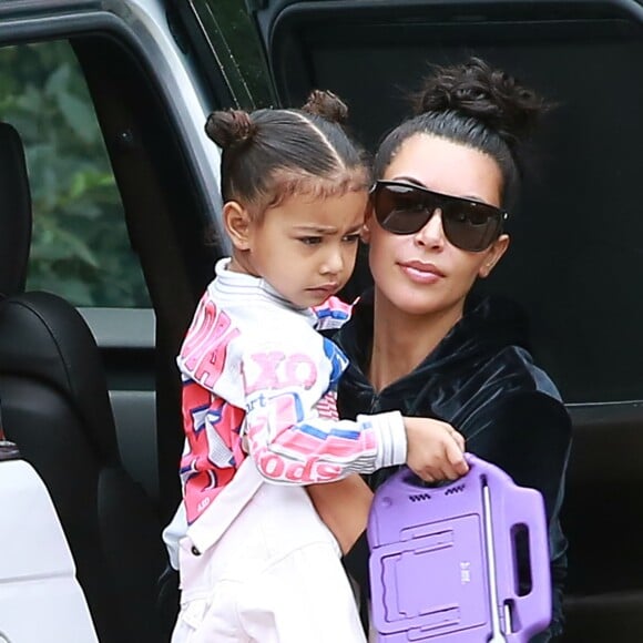 Kim Kardashian et Kanye West arrivent chez des amis avec leurs enfants North et Saint West à Los Angeles, le 5 février 2017