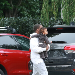 Kim Kardashian et Kanye West arrivent chez des amis avec leurs enfants North et Saint West à Los Angeles, le 5 février 2017