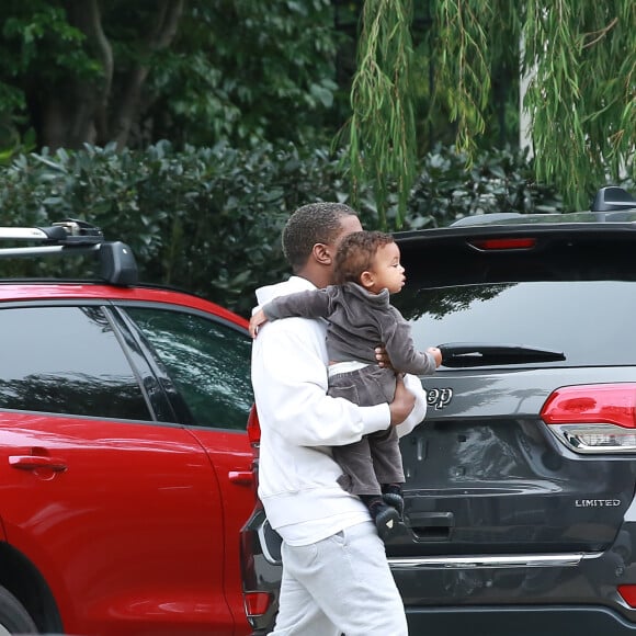 Kim Kardashian et Kanye West arrivent chez des amis avec leurs enfants North et Saint West à Los Angeles, le 5 février 2017