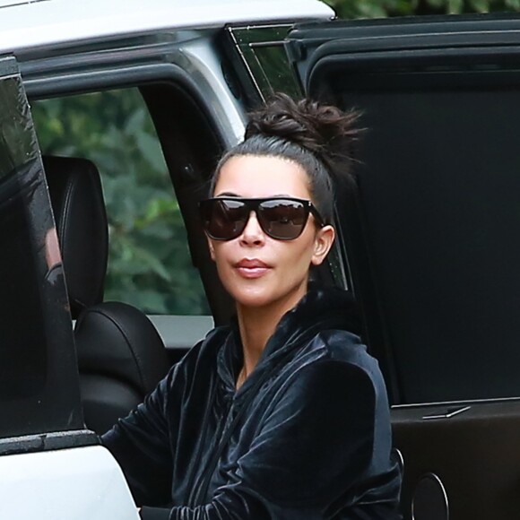 Kim Kardashian et Kanye West arrivent chez des amis avec leurs enfants North et Saint West à Los Angeles, le 5 février 2017