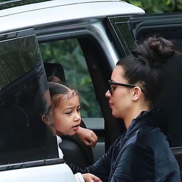 Kim Kardashian et Kanye West arrivent chez des amis avec leurs enfants North et Saint West à Los Angeles, le 5 février 2017