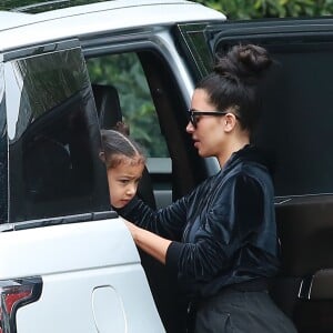 Kim Kardashian et Kanye West arrivent chez des amis avec leurs enfants North et Saint West à Los Angeles, le 5 février 2017