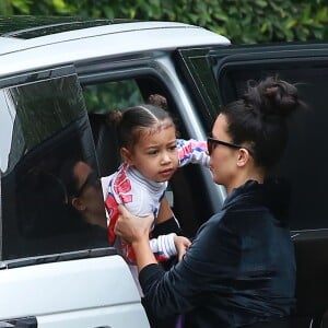 Kim Kardashian et Kanye West arrivent chez des amis avec leurs enfants North et Saint West à Los Angeles, le 5 février 2017